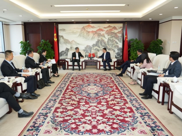 白忠泉董事长与全国政协副主席、共享基金会主席梁振英会谈