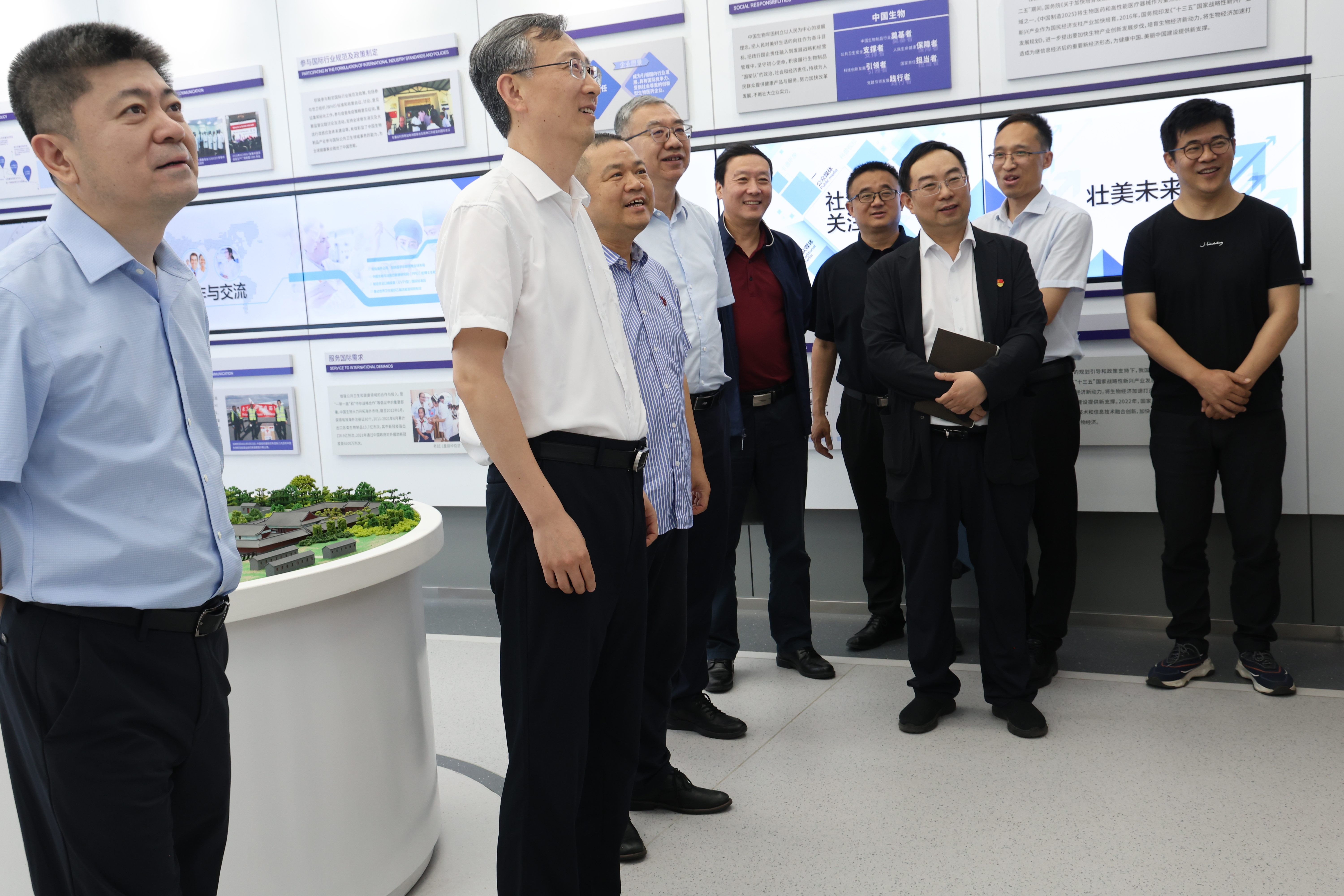 参观企业文化展馆.jpg