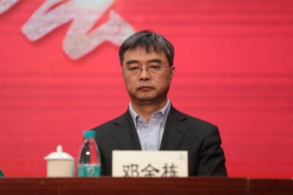 副总经理邓金栋 主持会议.